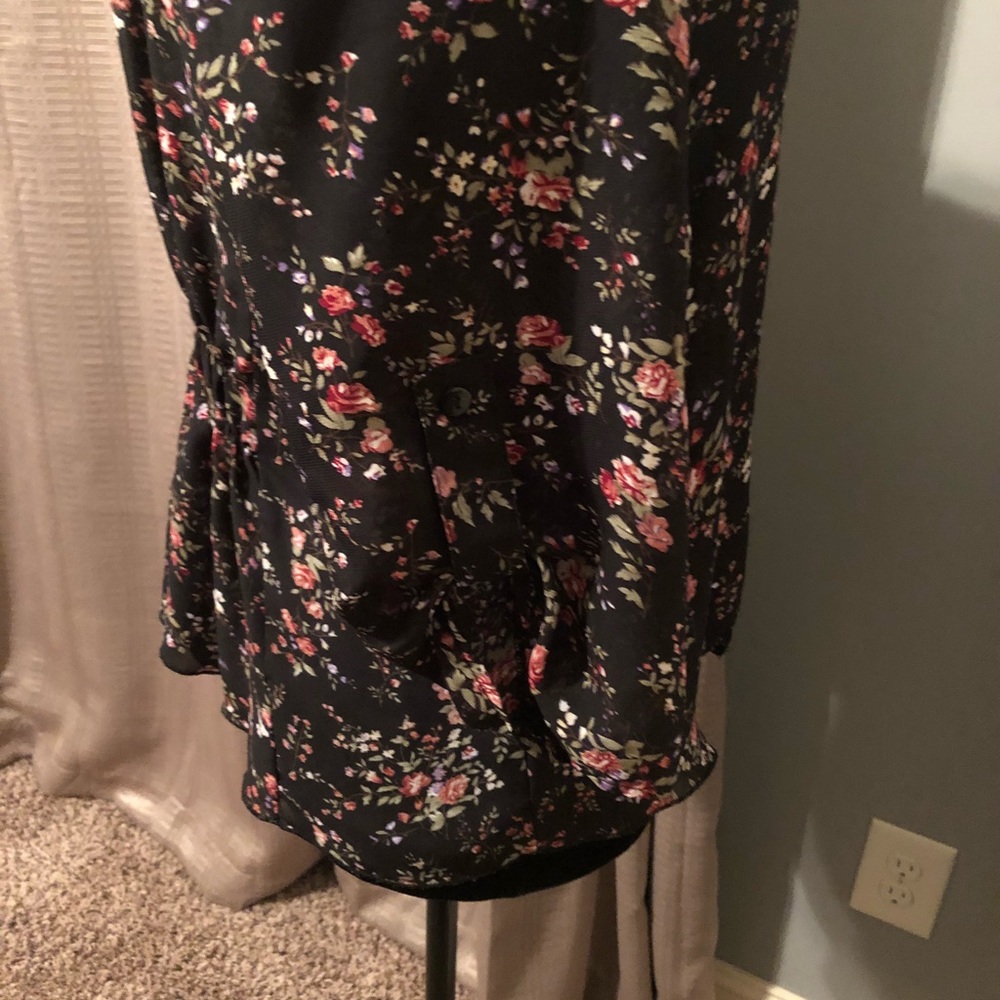 Knotted Floral Button Up with Lace - Picture 3 of 5